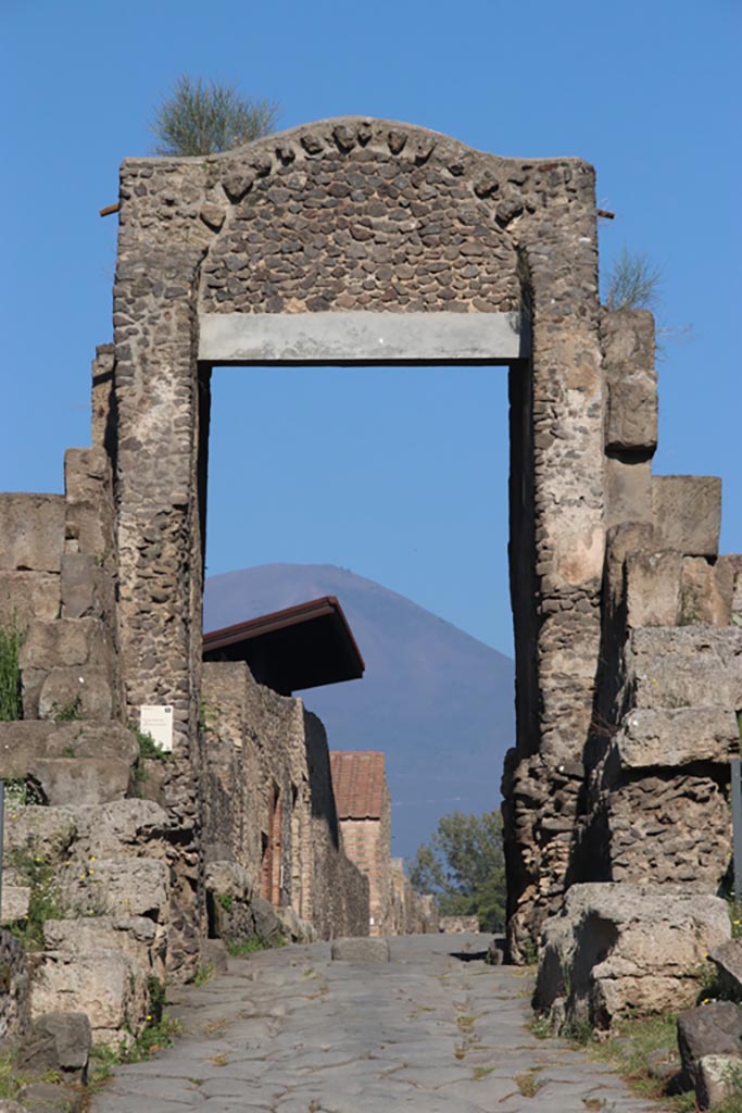 Pompeii Porta Nocera. December 2004. Looking north into the city from the outside.