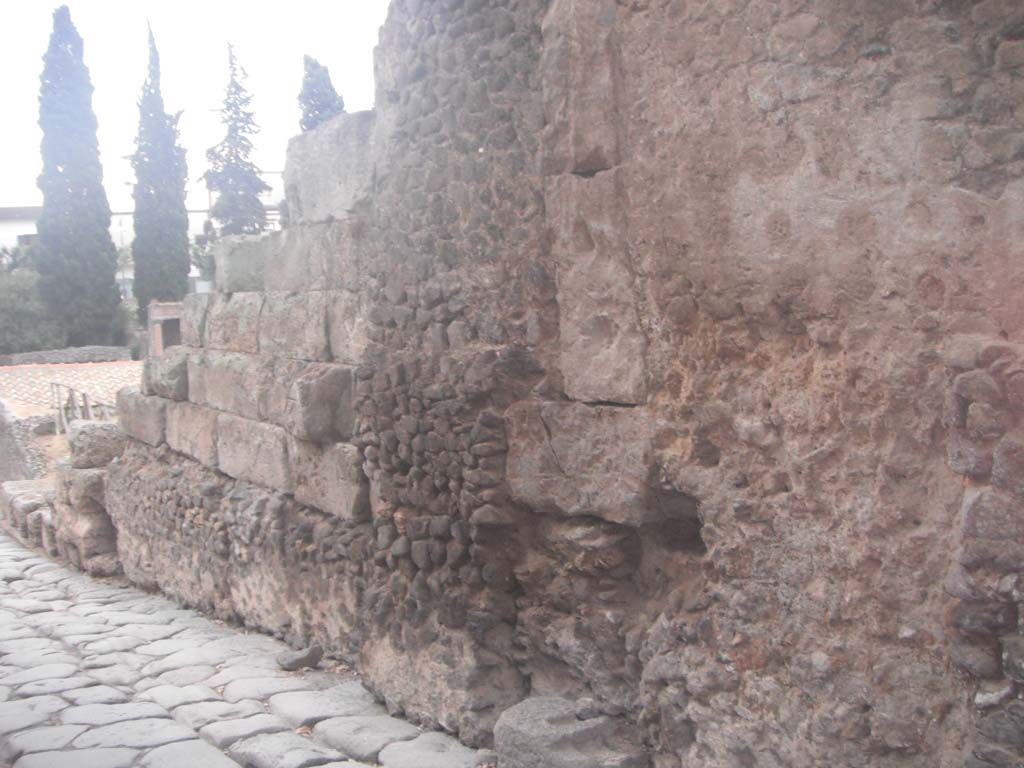 Pompeii Porta di Nocera. October 2022. 
Cippus of Titus Suedius Clemens, south side, looking north. Photo courtesy of Klaus Heese.

