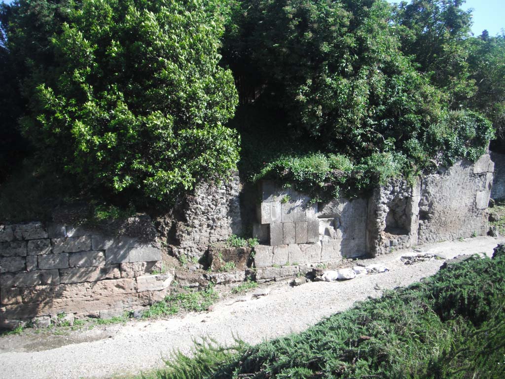 Porta di Sarno or Sarnus Gate. June 2012. Looking west through gate towards the Via dell’Abbondanza. Photo courtesy of Michael Binns.
