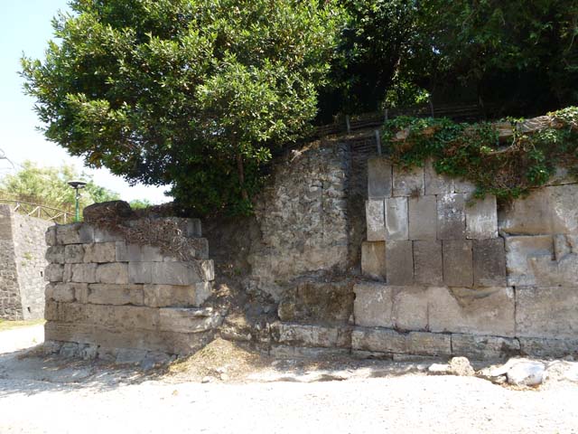 Porta Sarno. May 2006. Looking across gate and along walls to south east. 