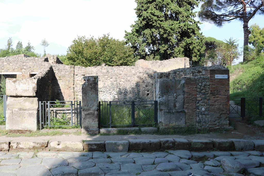 I.1.1 Pompeii. September 2018. Entrance looking east from Via Stabiana, and small vicolo, on right. Photo courtesy of Aude Durand.

