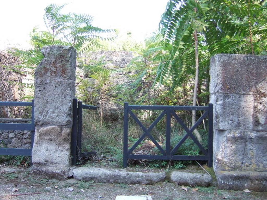 I.1.1 Pompeii. September 2005. Entrance on the south side. Fiorelli said that a room in this caupona contained a small wall made of wood, and also a wooden cupboard to contain utensils (No longer there).