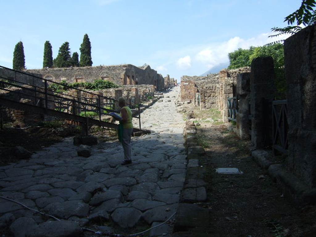 VIII.7 Pompeii. September 2005.                  Via Stabiana from Stabian Gate looking north                                 I.1.1
