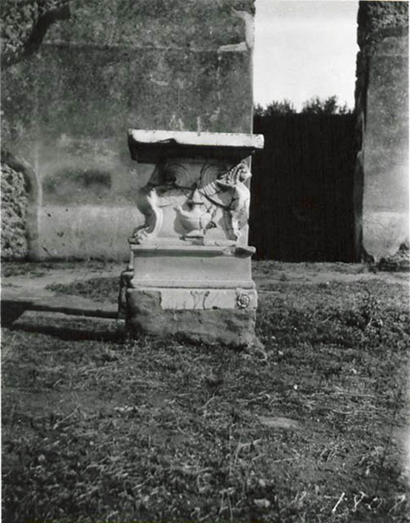 1.2.6 Pompeii. 1935 photo taken by Tatiana Warscher. Looking south across atrium towards doorway to room “d”. On the north side of the table, a vase can be seen.
See Warscher T., 1935. Codex Topographicus Pompeianus: Regio I.2. (no.15), Rome:DAIR, whose copyright it remains.
