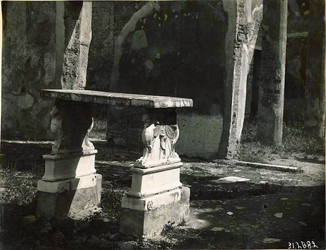 1.2.6 Pompeii. 1935 photo taken by Tatiana Warscher. Looking north-east across atrium towards small doorway into portico of peristyle. On the south side of the table, a cornucopia can be seen.
See Warscher T., 1935. Codex Topographicus Pompeianus: Regio I.2. (no.16), Rome:DAIR, whose copyright it remains.
