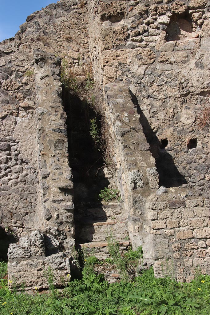 1.2.6 Pompeii. October 2024. 
Steps to upper floor and kitchen, with arched niche, on right. Photo courtesy of Klaus Heese.
