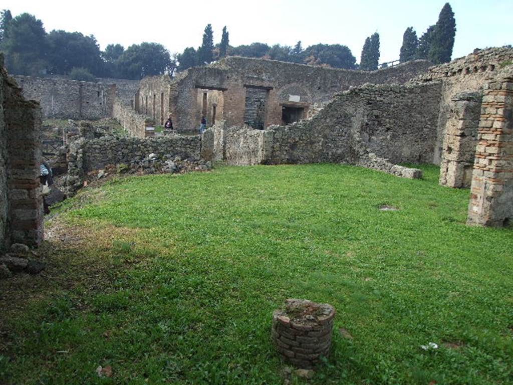 I.2.6 Pompeii. December 2006.  Looking west, across remains of peristyle and atrium, towards the entrance, Via Stabiana and the Theatres.
The brown patch of grass on the left side of the picture, would have been near the area where the 2 Bronze Sistri (see below) would have been found.

