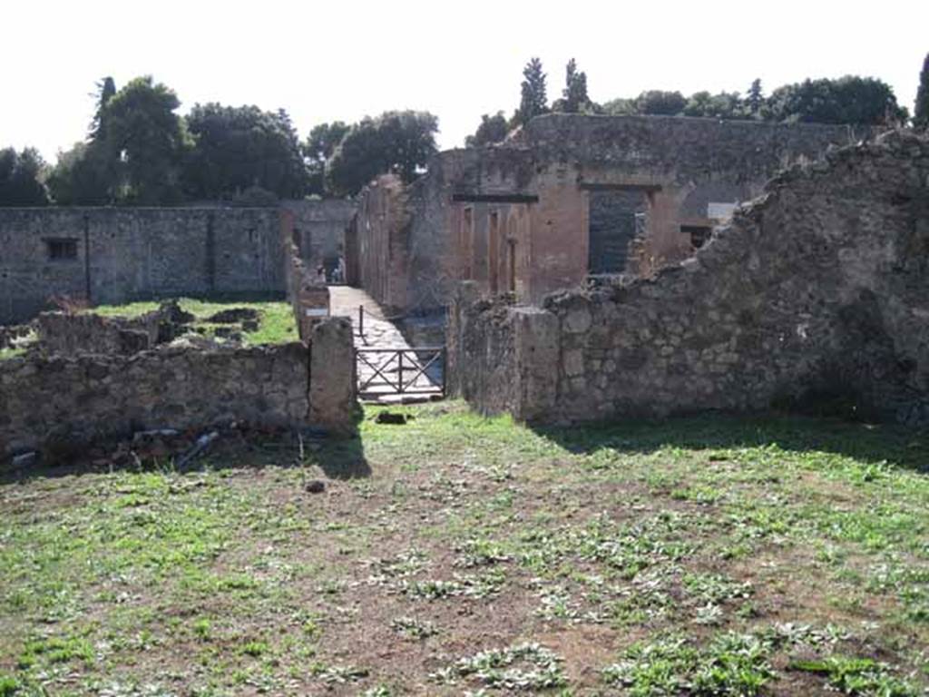 1.2.6 Pompeii. September 2010. Looking west across atrium, towards entrance corridor and doorway to Via Stabiana. Photo courtesy of Drew Baker.  
According to Fiorelli, on the left of the atrium (right of the photo) and near the exit to the corridor, a graffito was found on the wall. It showed a picture of a figure of a man with a bald head and a hook nose. Surmounted above was the graffito VA SIINIO VA
See Pappalardo, U., 2001. La Descrizione di Pompei per Giuseppe Fiorelli (1875). Napoli: Massa Editore. (p.34)
