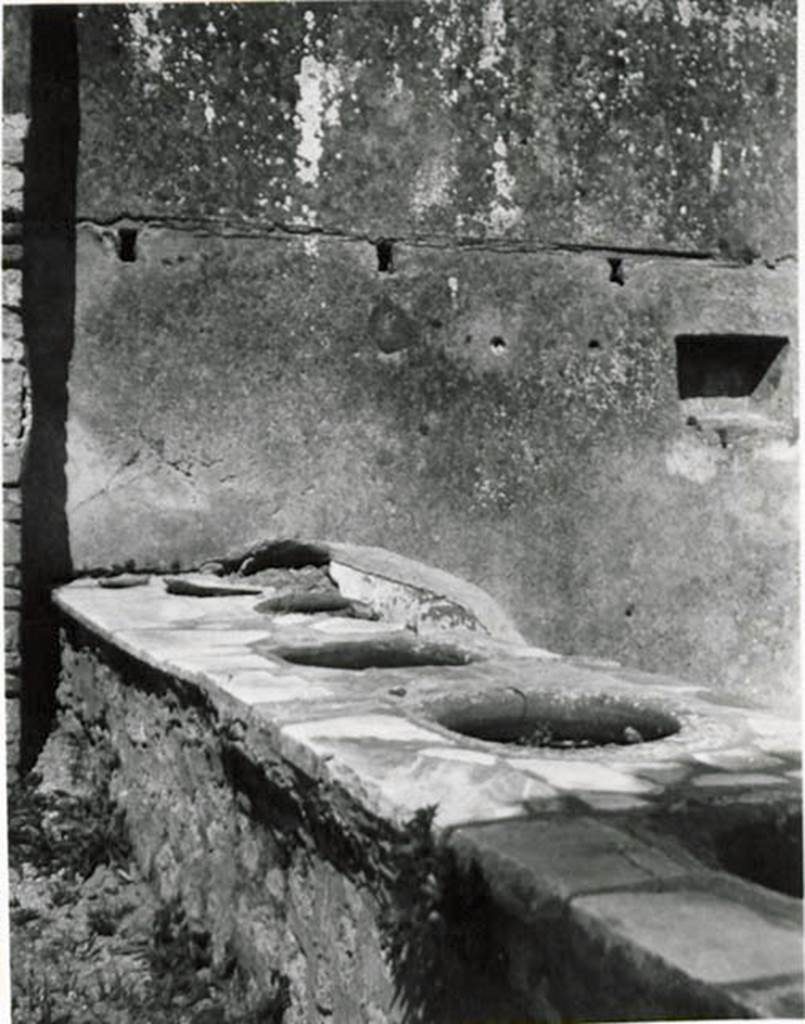 I.2.18-19 Pompeii. 1935 photo taken by Tatiana Warscher. Looking across counter towards east wall with recess. 
See Warscher T., 1935. Codex Topographicus Pompeianus: Regio I.2. (no.34), Rome: DAIR, whose copyright it remains.
