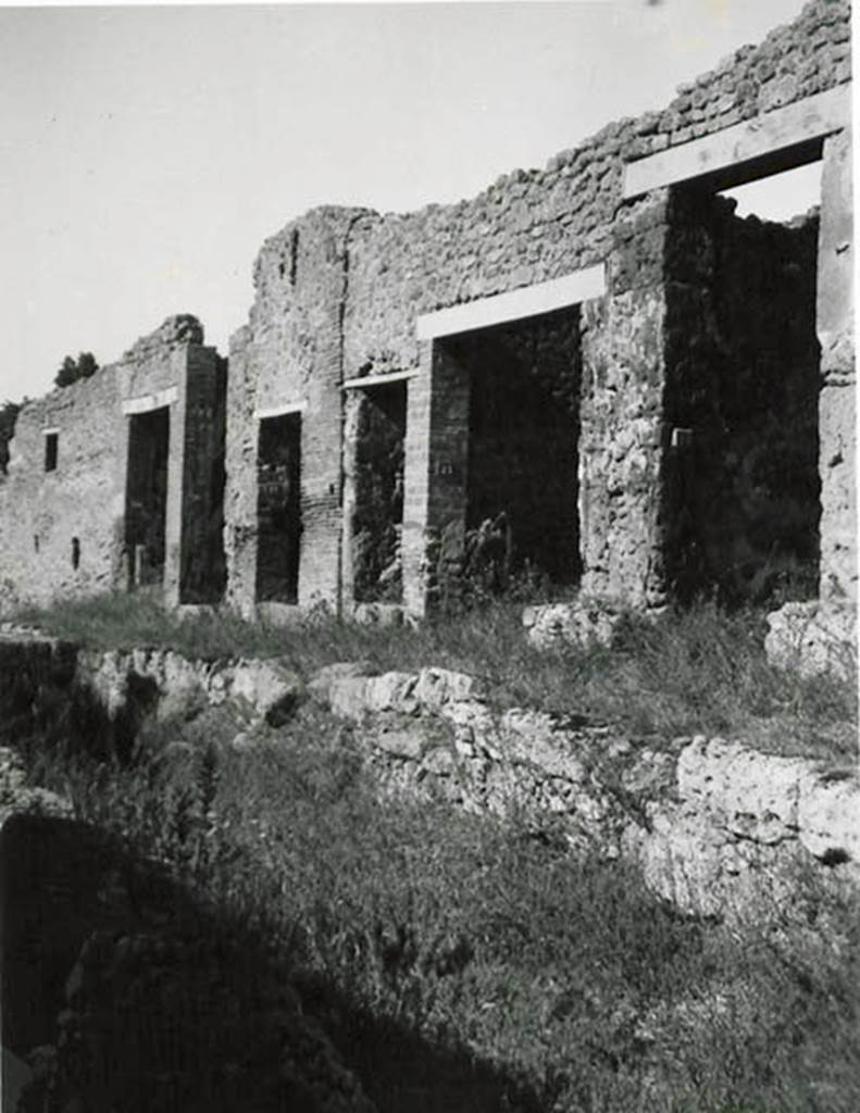 I.2.29-24 Pompeii. 1935 photo taken by Tatiana Warscher. Looking west along Vicolo del Conciapelle, with entrance doorway to I.2.24, on right.
See Warscher T., 1935. Codex Topographicus Pompeianus: Regio I.2. (no.42a) Rome: DAIR, whose copyright it remains.
