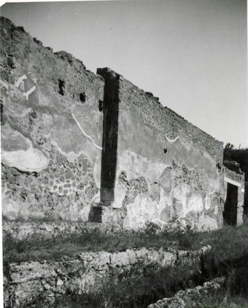 I.2.24-23 Pompeii. 1935 photo taken by Tatiana Warscher. Looking east along Vicolo del Conciapelle from outside 1.2.24, with entrance doorway to I.2.23, on right.
See Warscher T., 1935. Codex Topographicus Pompeianus: Regio I.2. (no.42b), Rome: DAIR, whose copyright it remains.
