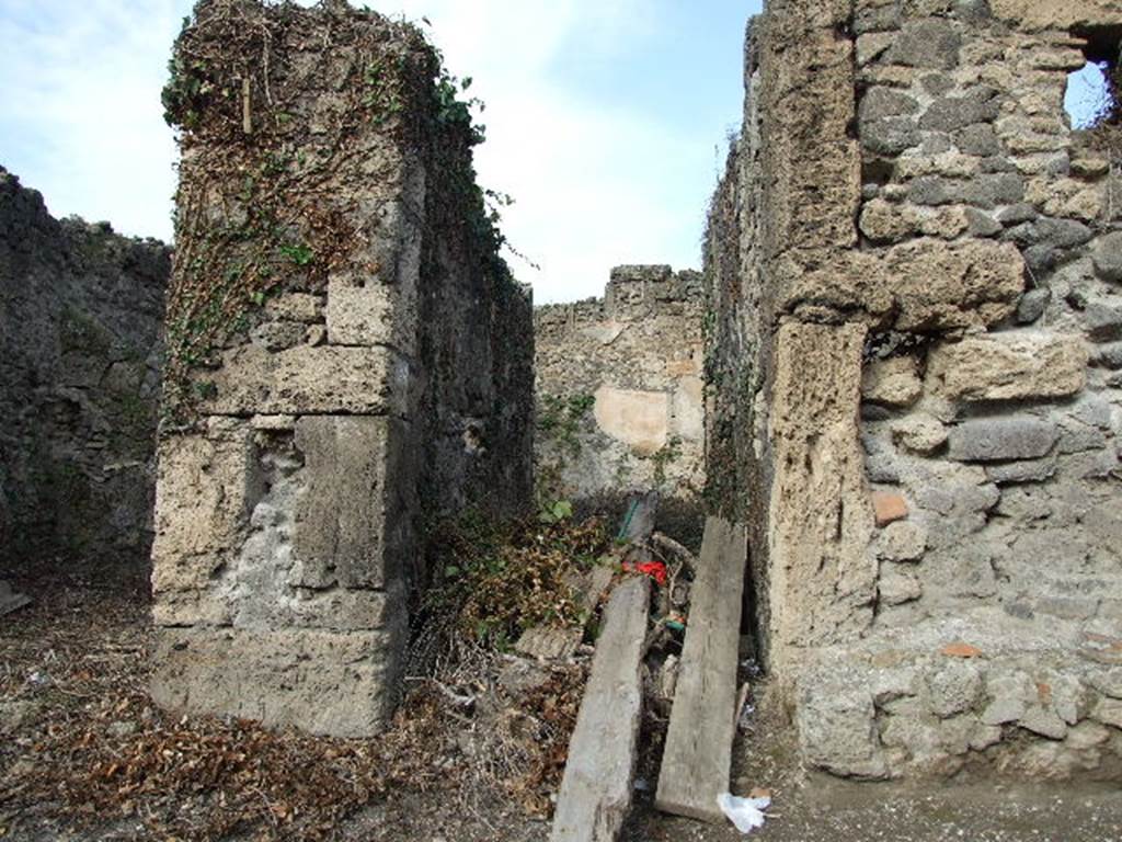 I.2.24 Pompeii. December 2006. Entrance doorway.   According to Della Corte, an electoral recommendation was found on the left of the entrance doorway, between I.2.23 and 24. This would have been painted on the pilaster on the left. It read –  (Libr)ari rog(ant)  (CIL IV 3368). See Della Corte, M., 1965.  Case ed Abitanti di Pompei. Napoli: Fausto Fiorentino. (p.274) According to Epigraphik-Datenbank Clauss/Slaby (See www.manfredclauss.de), it read - 
[3] Sabinum 
[3]ari rog(at)      [CIL IV 3368]
