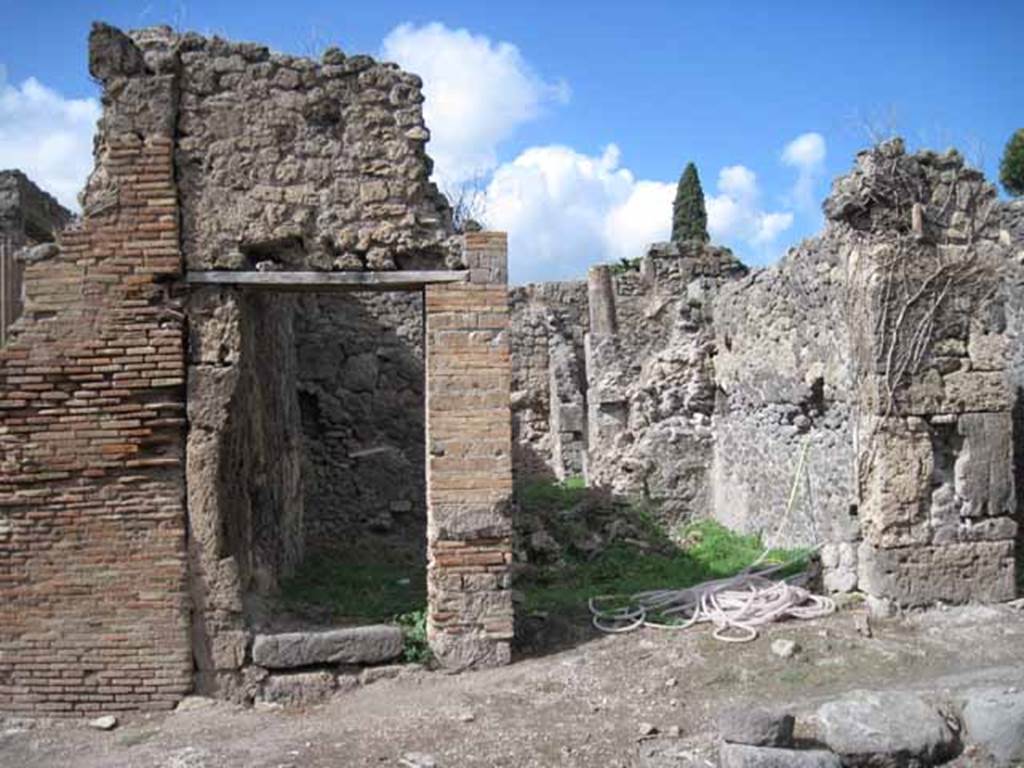 I.2.26 Pompeii. September 2010.  Looking north to entrance, on left, to steps to separate upper dwelling, across Vicolo del Conciapelle. Photo courtesy of Drew Baker.
According to Fiorelli, “Gradinata per un piano sovrapposto, che più non esiste”.
(translation: Stairs to an upper floor, that existed no more).
See Pappalardo, U., 2001. La Descrizione di Pompei per Giuseppe Fiorelli (1875). Napoli: Massa Editore. (p.37)

