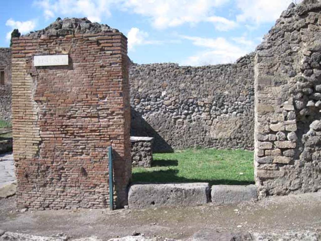 I.2.32 Pompeii. September 2010. Looking north towards entrance doorway, across Vicolo del Conciapelle. Photo courtesy of Drew Baker.
According to Della Corte, an electoral recommendation was found painted on the left side of the doorway. It read - (Librari) rogant   (CIL IV 3385 with Note 2) See Della Corte, M., 1965.  Case ed Abitanti di Pompei. Napoli: Fausto Fiorentino. (p.274)
According to Epigraphik-Datenbank Clauss/Slaby (See www.manfredclauss.de), it read –
Popidium Rufum aed(ilem) 
[3]R[3]n rogant        [CIL IV 3385]
