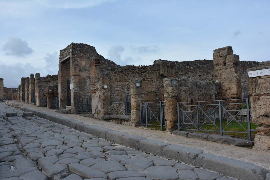 I.4.1 Pompeii, on right, Pompeii. March 2018. 
Looking north-east on Via Stabiana, from south end at I.4.1, on right, towards I.4.15, at northern end, on left.
Foto Tobias Busen, ERC Grant 681269 DÉCOR.
