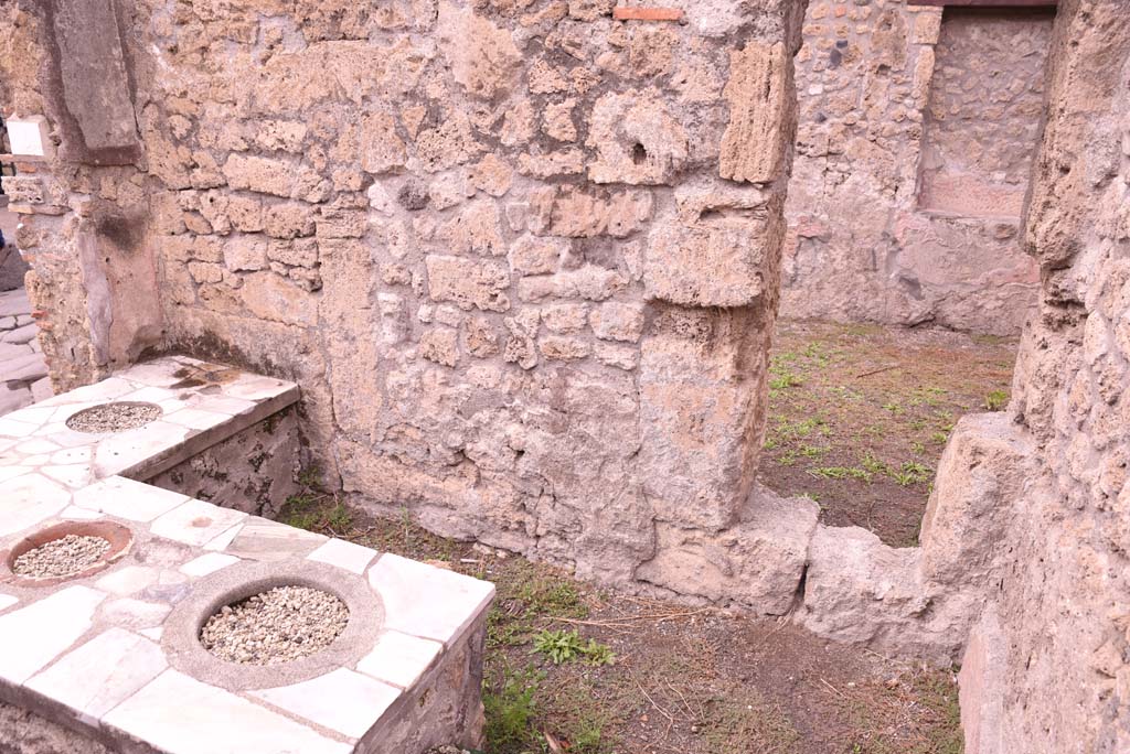 I.4.3 Pompeii. October 2019. North wall at rear of bar counter, with window overlooking I.4.4.
Foto Tobias Busen, ERC Grant 681269 DÉCOR.
