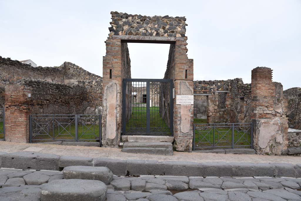 I.4.4 Pompeii, on right. March 2018. Looking towards entrance doorway on south side of I.4.5, in centre.
Foto Tobias Busen, ERC Grant 681269 DÉCOR

