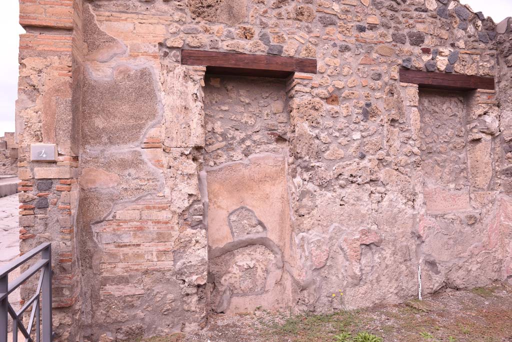 I.4.4 Pompeii. October 2019. North wall with two niche/recesses.
Foto Tobias Busen, ERC Grant 681269 DÉCOR.
