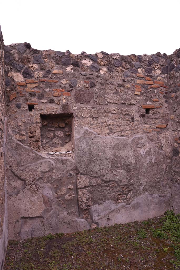 I.4.4 Pompeii. October 2019. East wall of rear room, with niche.
Foto Tobias Busen, ERC Grant 681269 DÉCOR.
