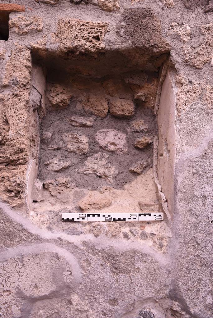 I.4.4 Pompeii. October 2019. Detail of niche in east wall of rear room.
Foto Tobias Busen, ERC Grant 681269 DÉCOR.
