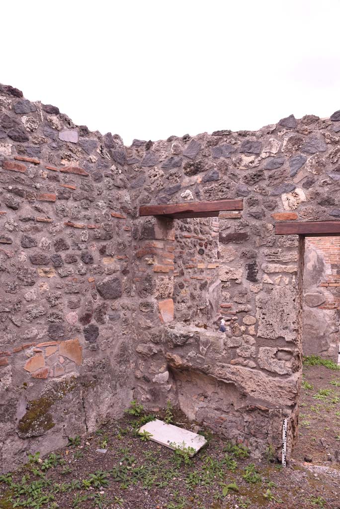 I.4.4 Pompeii. October 2019. South-west corner of rear room, with window into shop-room.
Foto Tobias Busen, ERC Grant 681269 DÉCOR.
