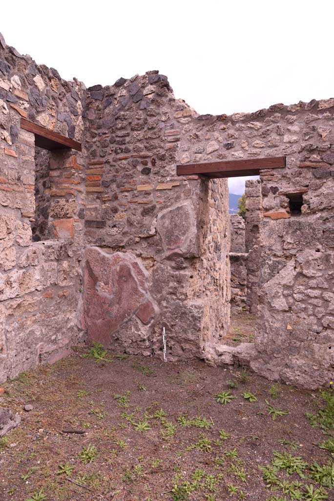 I.4.4 Pompeii. October 2019. 
South-east corner of shop-room, with window in east wall from rear room, and with doorway/window into I.4.3, in south wall. 
Foto Tobias Busen, ERC Grant 681269 DÉCOR.
