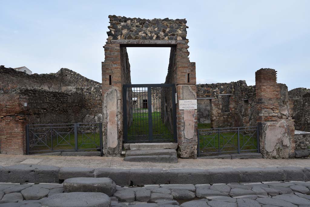 I.4.5, in centre, with I.4.6, on left, and I.4.4, on right, Pompeii. March 2018. Looking east to entrances.
Foto Tobias Busen, ERC Grant 681269 DÉCOR.

