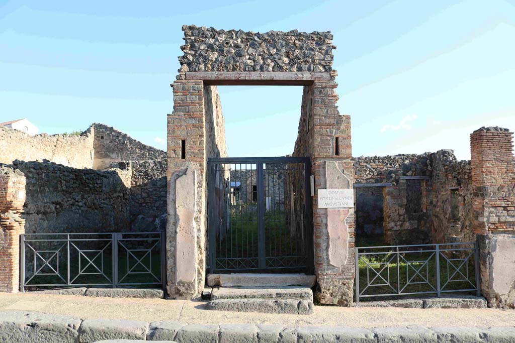 I.4.5 Pompeii. December 2018. Entrance doorway, in centre. On the left is I.4.6, on the right is I.4.4. Photo courtesy of Aude Durand.