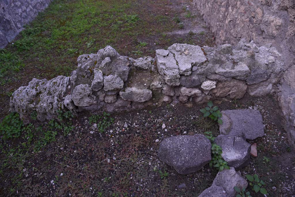 I.4.6 Pompeii. October 2019. Dividing west wall from rear room, (lower), into shop room (upper).
Foto Tobias Busen, ERC Grant 681269 DÉCOR.

