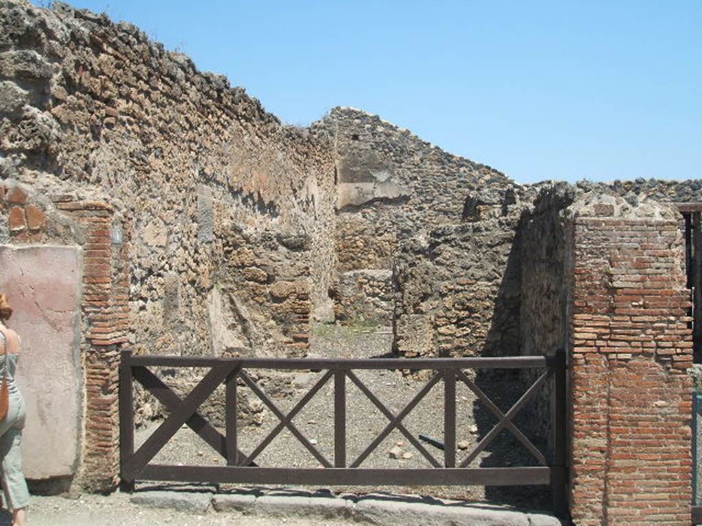 I.4.7 Pompeii. May 2005.  Entrance. The following painted graffiti were found in April 1853.

CIL IV 998 was written in red and black, on the pilaster between I.4.8 and I.4.7, on the left:
L(ucium Popidium aed(ilem)
Fullo rog(at).

CIL IV 999 was found here or nearby:
A(ulum) Vettium
Felicem aed(ilem) o(ro) v(os) f(aciatis)

CIL IV 994 was written in red and black, on the pilaster between I.4.7 and I.4.6, on the right:
M(arcum) Holconium IIv(irum) i(ure) d(icundo)

CIL IV 995 was also found here:
L(ucium) Ceium Secundum IIvir(um)
Passaratus nec sine Maeniano
rog(at)

See Pagano, M. and Prisciandaro, R., 2006. Studio sulle provenienze degli oggetti rinvenuti negli scavi borbonici del regno di Napoli. Naples : Nicola Longobardi. (p.167-8) 



