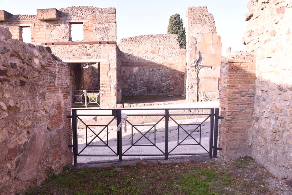I.4.7 Pompeii. October 2019. Looking west towards entrance doorway onto Via Stabiana.
Foto Tobias Busen, ERC Grant 681269 DÉCOR.

