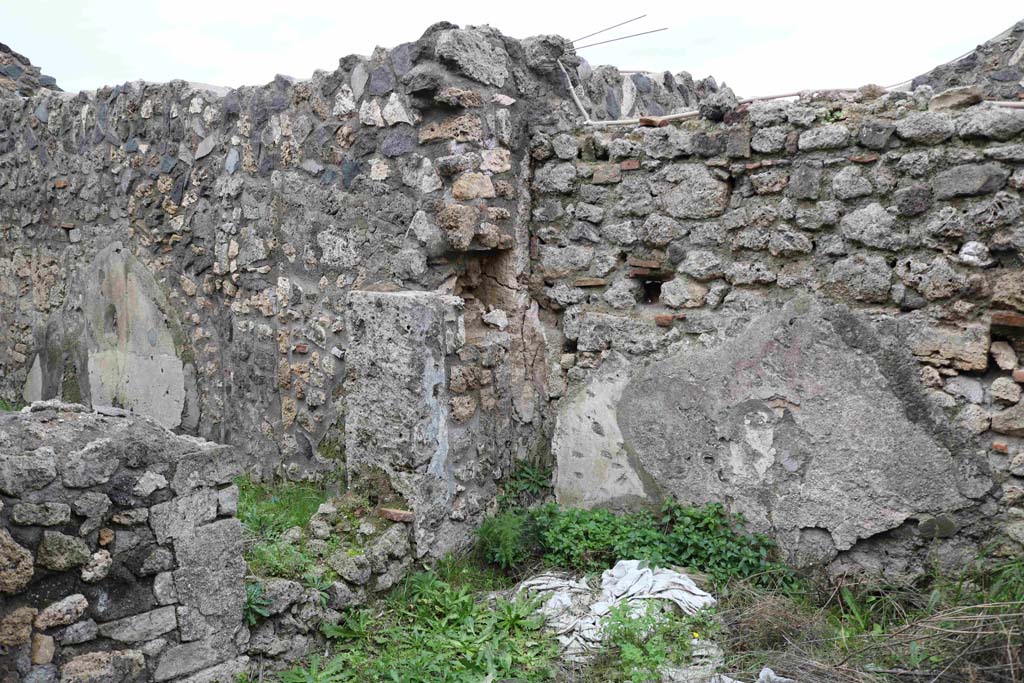 I.4.7 Pompeii. December 2018. Middle room, south-east corner with niche in east wall. Photo courtesy of Aude Durand.

