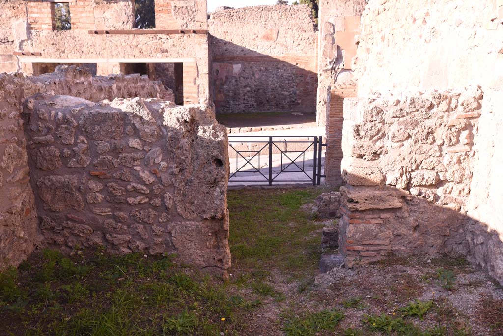 I.4.7 Pompeii. October 2019. West wall of “middle” room, with doorway to shop-room.
Foto Tobias Busen, ERC Grant 681269 DÉCOR.
