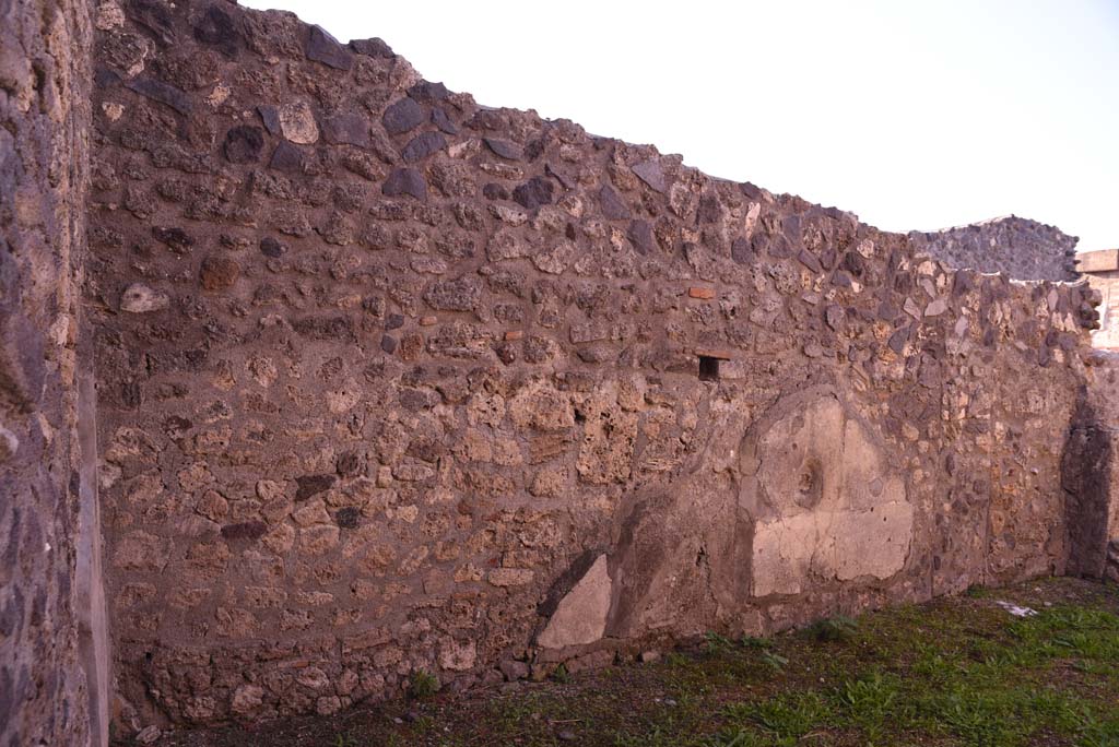 I.4.7 Pompeii. October 2019. South-east corner, on left, and south wall of triclinium.
Foto Tobias Busen, ERC Grant 681269 DÉCOR.

