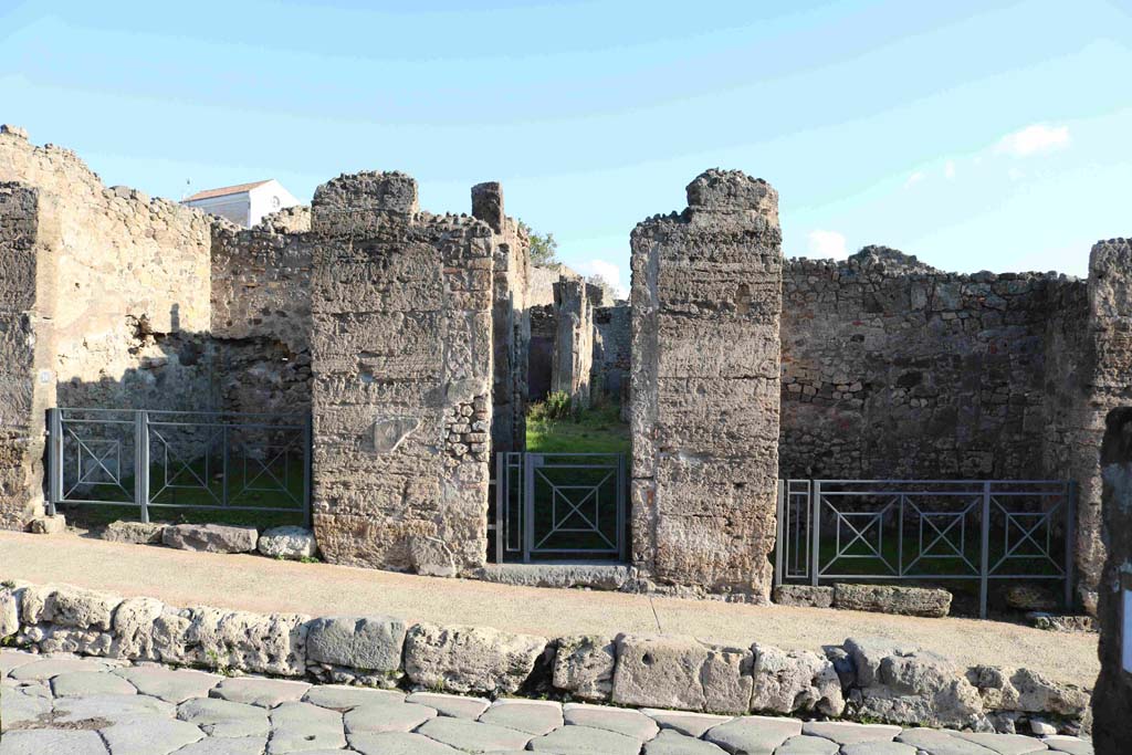 I.4.9 Pompeii, in centre. December 2018. Looking east on Via Stabiana towards doorways to I.4.10, I.4.9 and I.4.8, on right.
Photo courtesy of Aude Durand.
