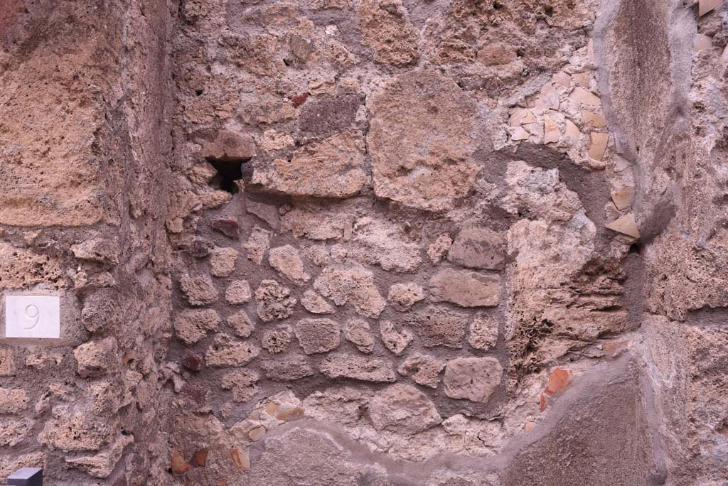 I.4.9 Pompeii. October 2019. Detail from middle area of north side of vestibule/entrance corridor, at west end.
Foto Tobias Busen, ERC Grant 681269 DÉCOR.
