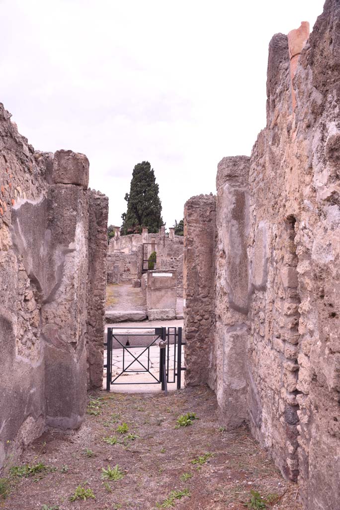 I.4.9 Pompeii. October 2019. 
Looking west along entrance corridor/fauces, into vestibule, and Via Stabiana.
Foto Tobias Busen, ERC Grant 681269 DÉCOR.
