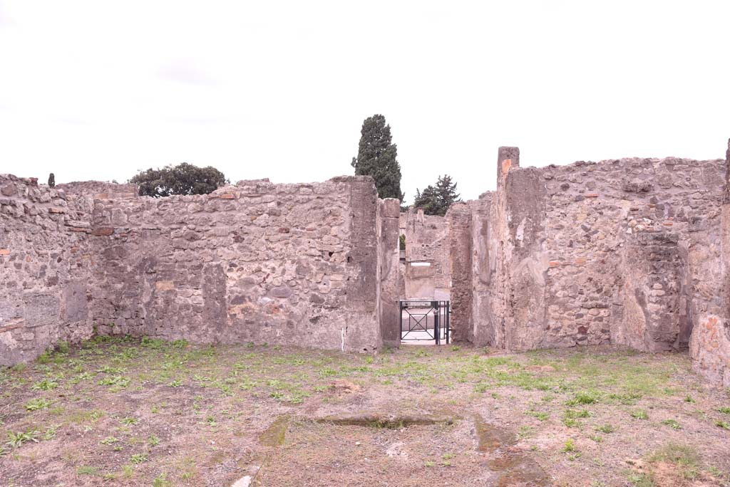I.4.9 Pompeii. October 2019. Atrium b, looking west across impluvium in atrium.
Foto Tobias Busen, ERC Grant 681269 DÉCOR.
