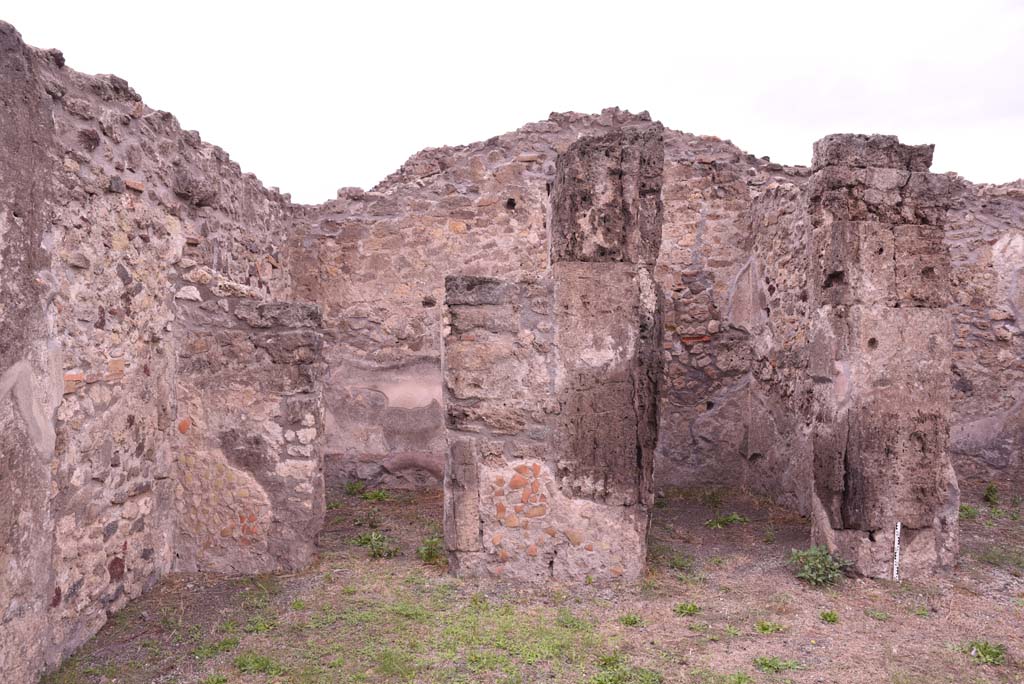 I.4.9 Pompeii. October 2019. Atrium b, north-west corner, with doorway to room c, on left, and room d, centre right.
Foto Tobias Busen, ERC Grant 681269 DÉCOR.
