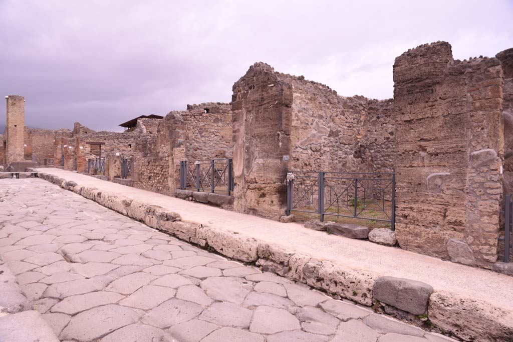 I.4.10 Pompeii, on right, towards I.4.15, on left, behind fountain and water-tower. October 2019. Looking north-east on Via Stabiana.     
Foto Tobias Busen, ERC Grant 681269 DÉCOR.
