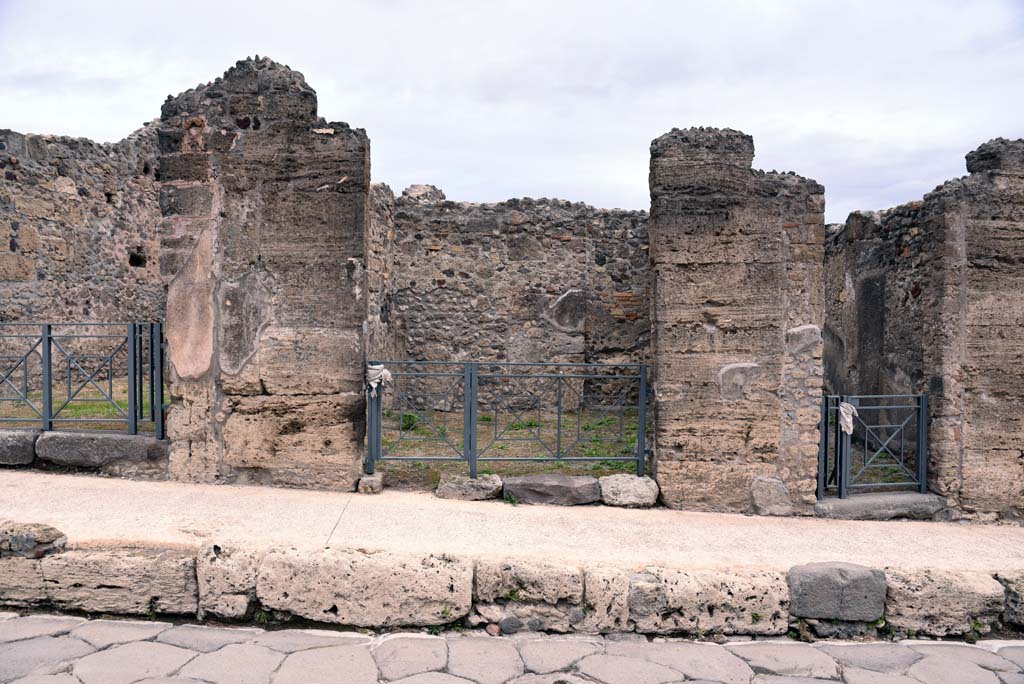 I.4.11, on left, I.4.10, in centre, and I.4.9, on right, Pompeii. October 2019. Looking east towards entrance doorways.     
Foto Tobias Busen, ERC Grant 681269 DÉCOR.
