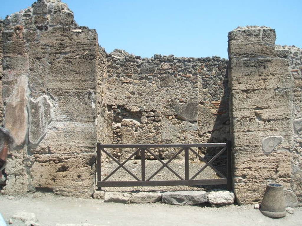 I.4.10 Pompeii. May 2005. Entrance. In May 1853, on the pilaster, on the right, between I.4.10 and I.4.9, the following graffiti were found:
Caprasium
aed(ilem) o(ro) v(os) f(aciatis)  (CIL IV 990). 

Postumium
aed(ilem) o(ro) v(os) f(aciatis)  (CIL IV 991).

Magnum
d(uumvirum) o(ro?) d(ignum) r(ei) p(ublicae)  (CIL IV 992)

See Prisciandaro, R., 2006. Studio sulle provenienze degli oggetti rinvenuti negli scavi borbonici del regno di Napoli: Una lettura integrata, coordinata e commentata della documentazione Volume 1.  Naples : Nicola Longobardi.  (p. 168)

