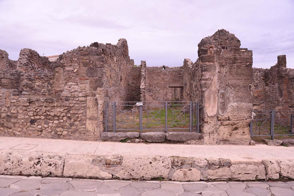 I.4.11, Pompeii, in centre, with I.4.10, on right. October 2019. Looking east towards entrance doorways on Via Stabiana.     
Foto Tobias Busen, ERC Grant 681269 DÉCOR.
