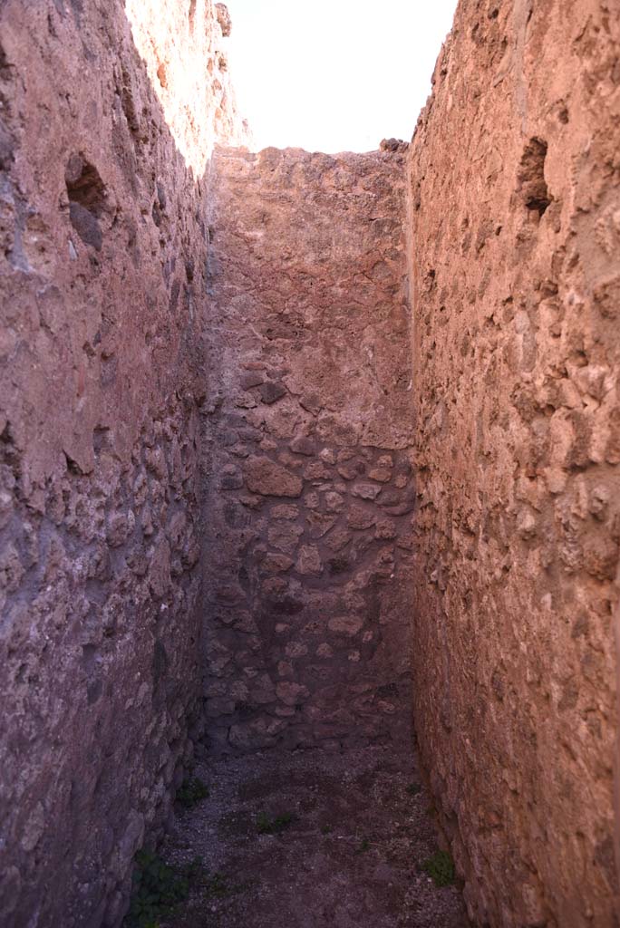 I.4.11 Pompeii. October 2019. Looking east in latrine, under stairs to upper floor.
Foto Tobias Busen, ERC Grant 681269 DÉCOR.
