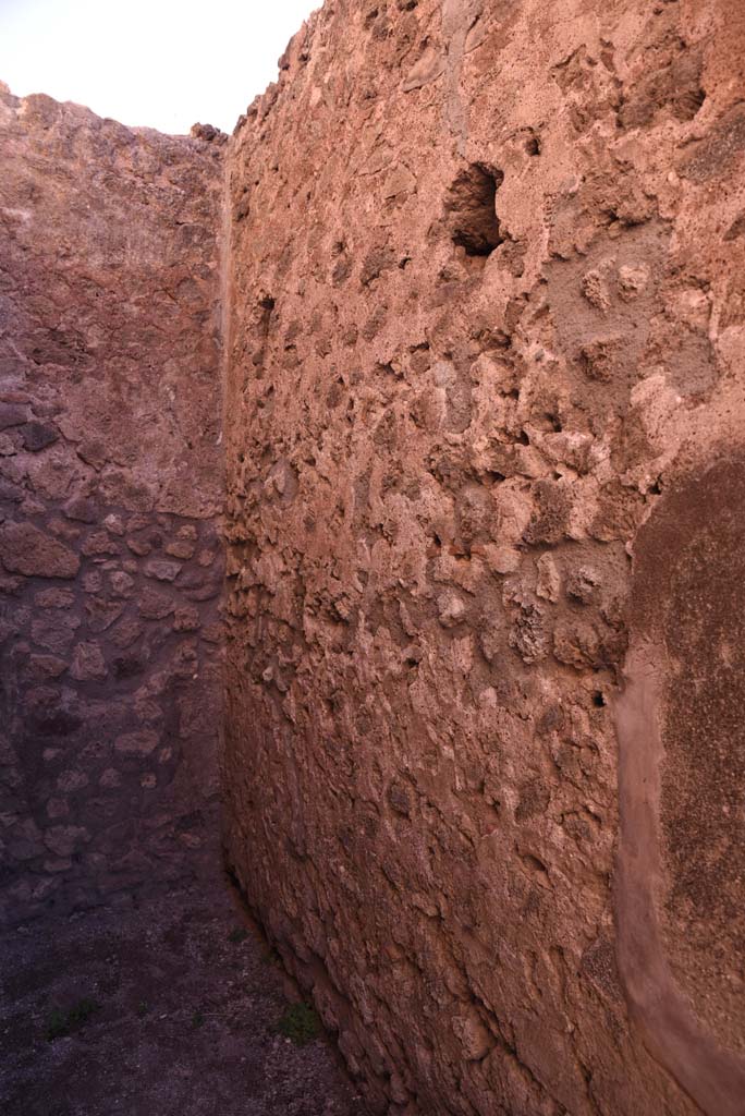 I.4.11 Pompeii. October 2019. 
Upper south wall above latrine, with holes for support beams for an upper floor.
Foto Tobias Busen, ERC Grant 681269 DÉCOR.
