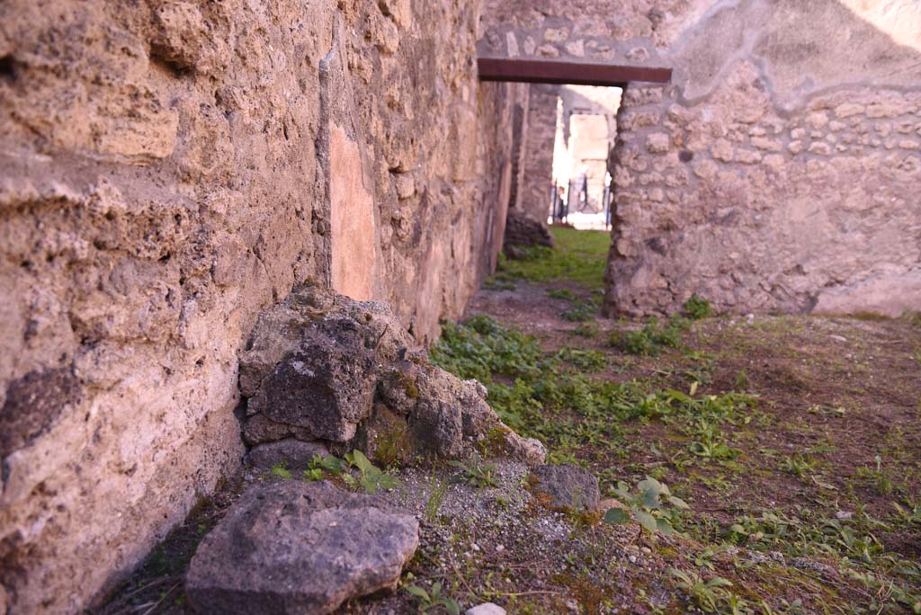 I.4.11 Pompeii. October 2019. Looking west along south wall of rear room, from garden area.
Foto Tobias Busen, ERC Grant 681269 DÉCOR.
