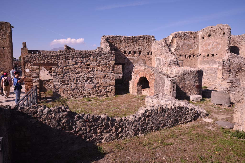 I.4.12 Pompeii. October 2019. Room a, looking north-east along north wall towards doorway to bakery room.
Foto Tobias Busen, ERC Grant 681269 DÉCOR.
