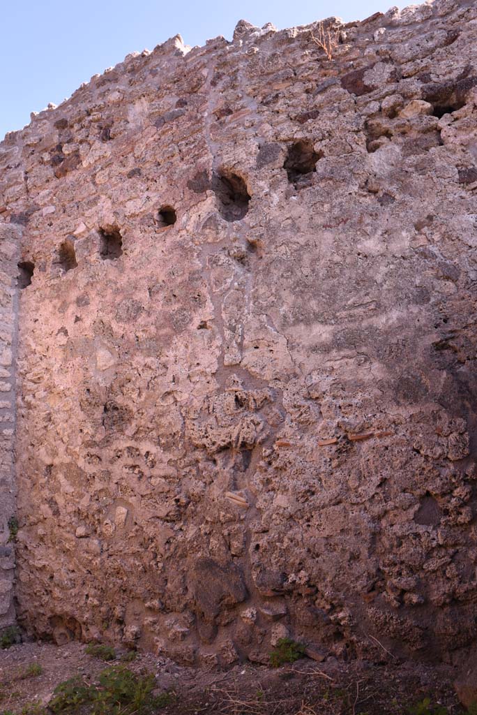 I.4.12 Pompeii. October 2019. Room e, east wall with holes for support beams for an upper floor.
Foto Tobias Busen, ERC Grant 681269 DÉCOR.
