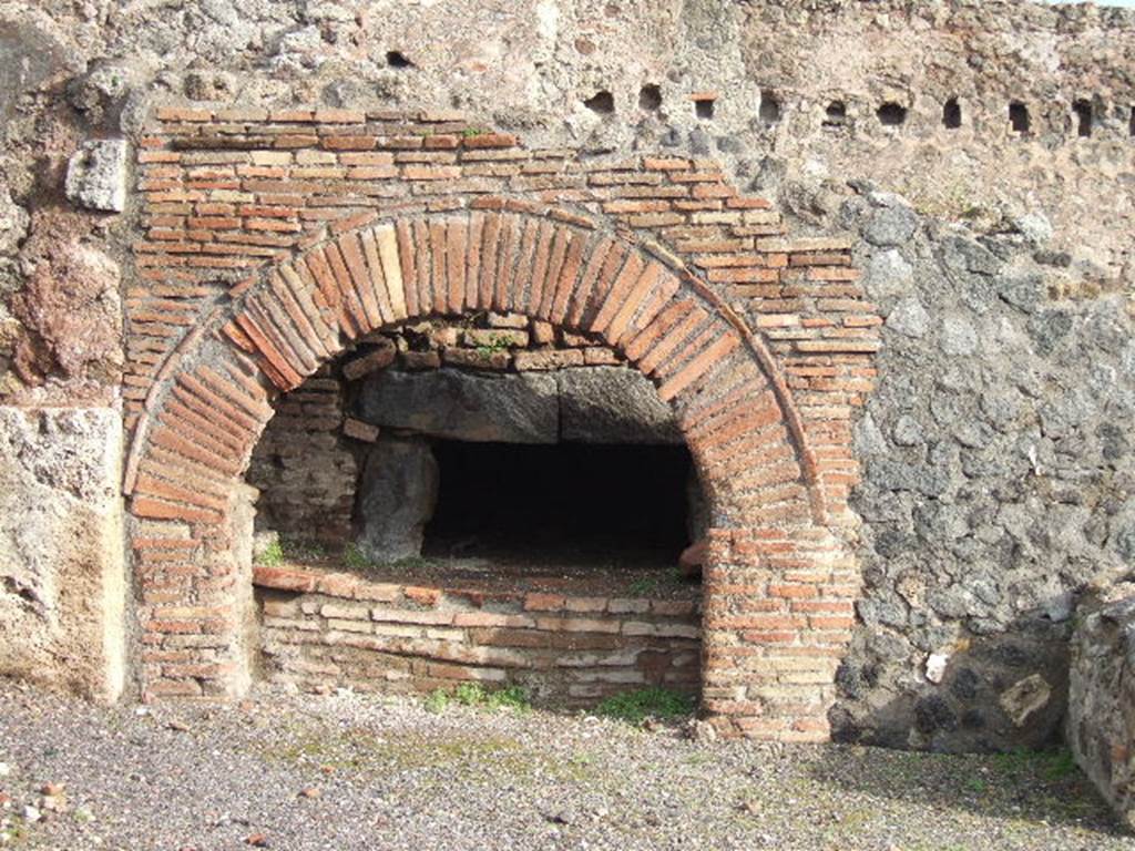 I.4.13 Pompeii. May 2005. Oven.