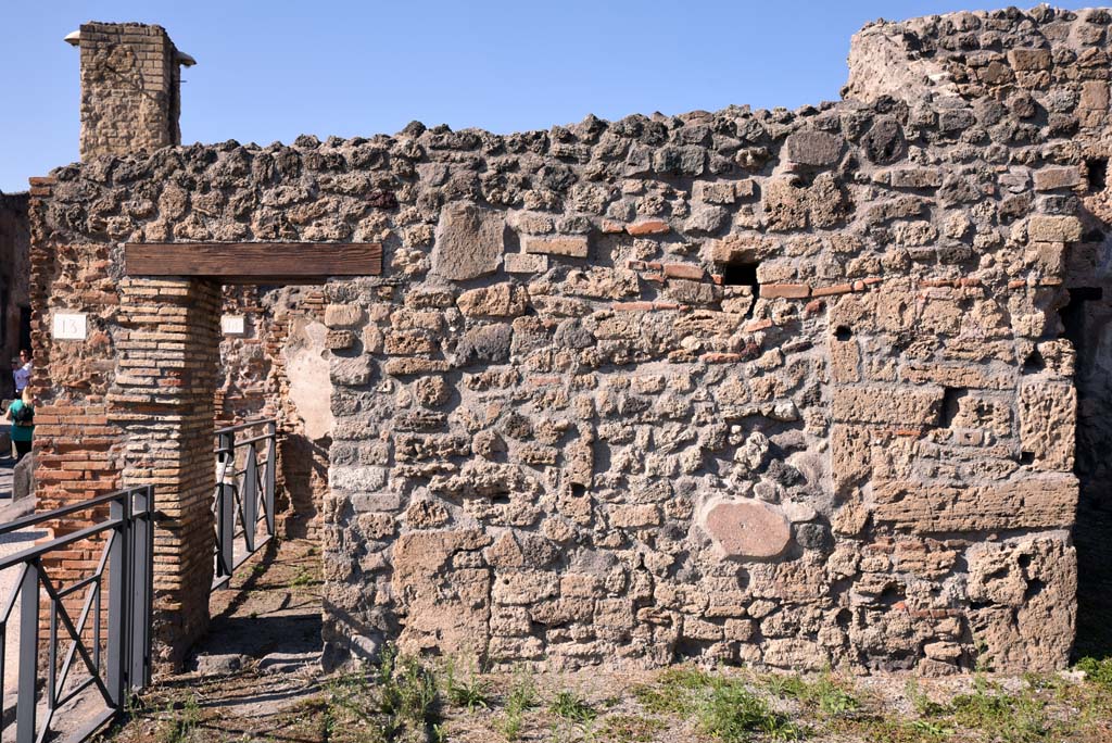 I.4.13 Pompeii. October 2019. Room a, detail of north wall with doorway to I.4.14.
Foto Tobias Busen, ERC Grant 681269 DÉCOR.

